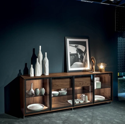 Madia Pandora Glass in legno listellare dotata di ante in vetro con struttura in alluminio di Riva1920