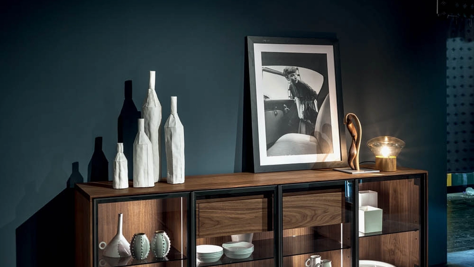 Madia Pandora Glass in legno listellare dotata di ante in vetro con struttura in alluminio di Riva1920