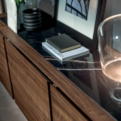 Madia Pandora Up Small in legno listellare con top in marmo di Riva1920