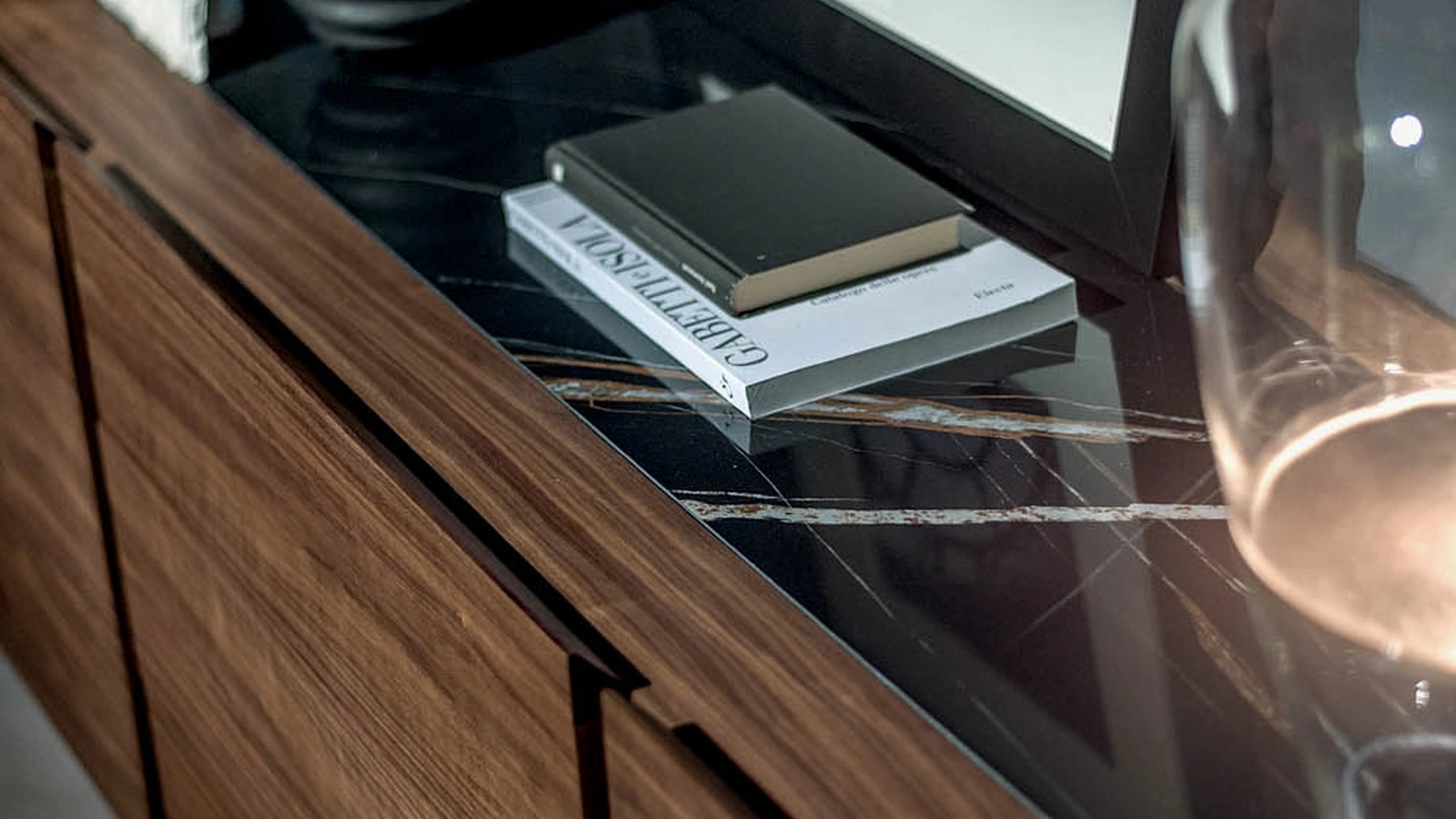 Madia Pandora Up Small in legno listellare con top in marmo di Riva1920