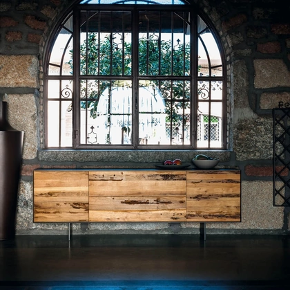 Madia Rialto in legno di Briccola von cornice in ferro Fly di Riva1920