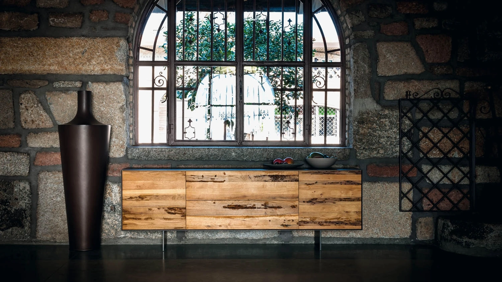 Madia Rialto in legno di Briccola von cornice in ferro Fly di Riva1920