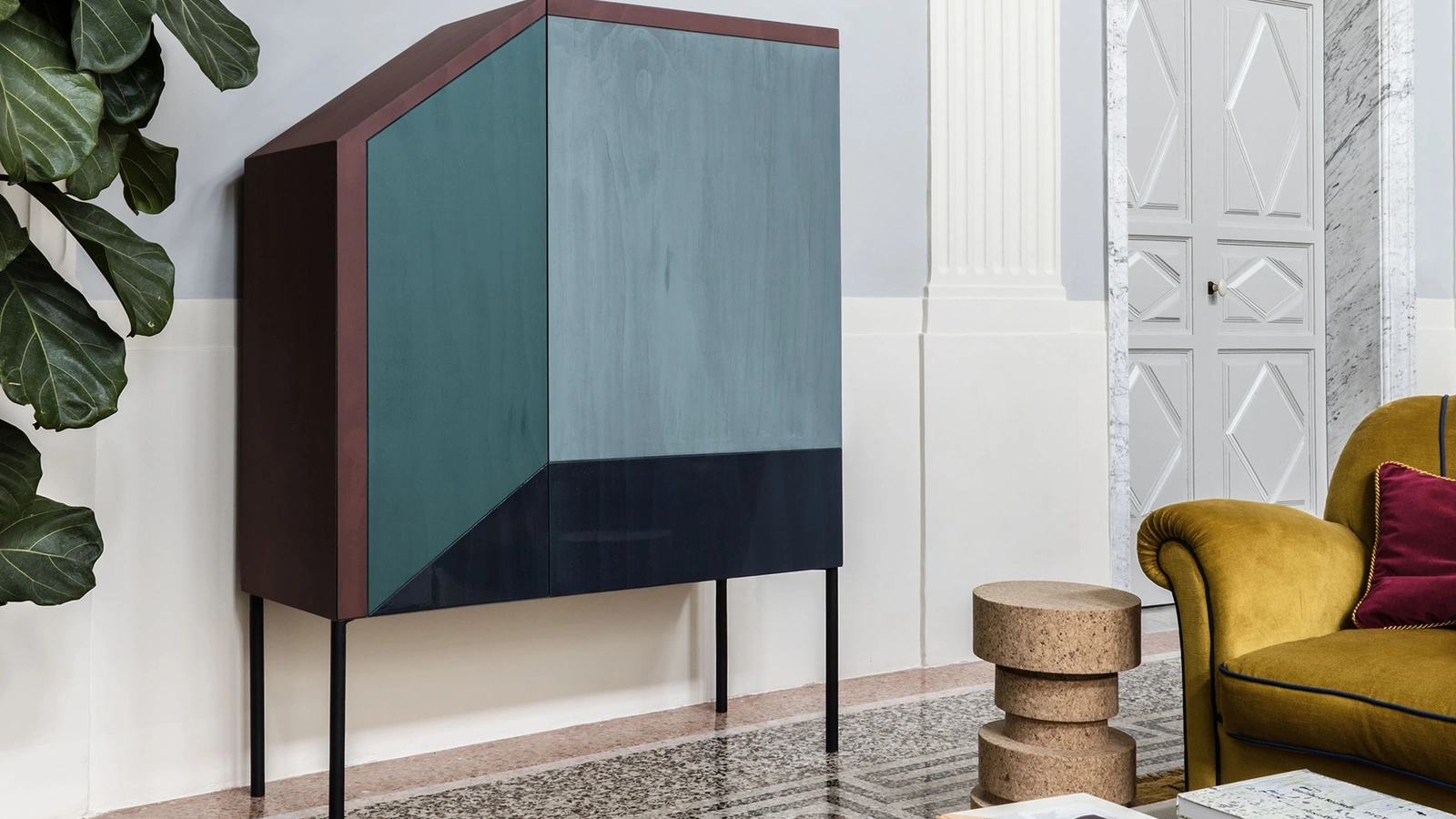 Madia Alta asimmetrica in MDF placcato legno laccato opaco Ritratti di Mogg