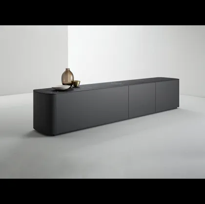 Madia Side bifacciale con fronte e retro perfettamente rifiniti che può essere posta al centro della stanza in laccato opaco e top in gres porcellanato effetto marmo di Caccaro