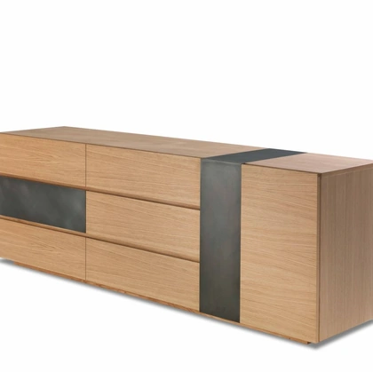 Madia Wabi in legno massello e listellare caratterizzata da inserti in ferro di Riva1920