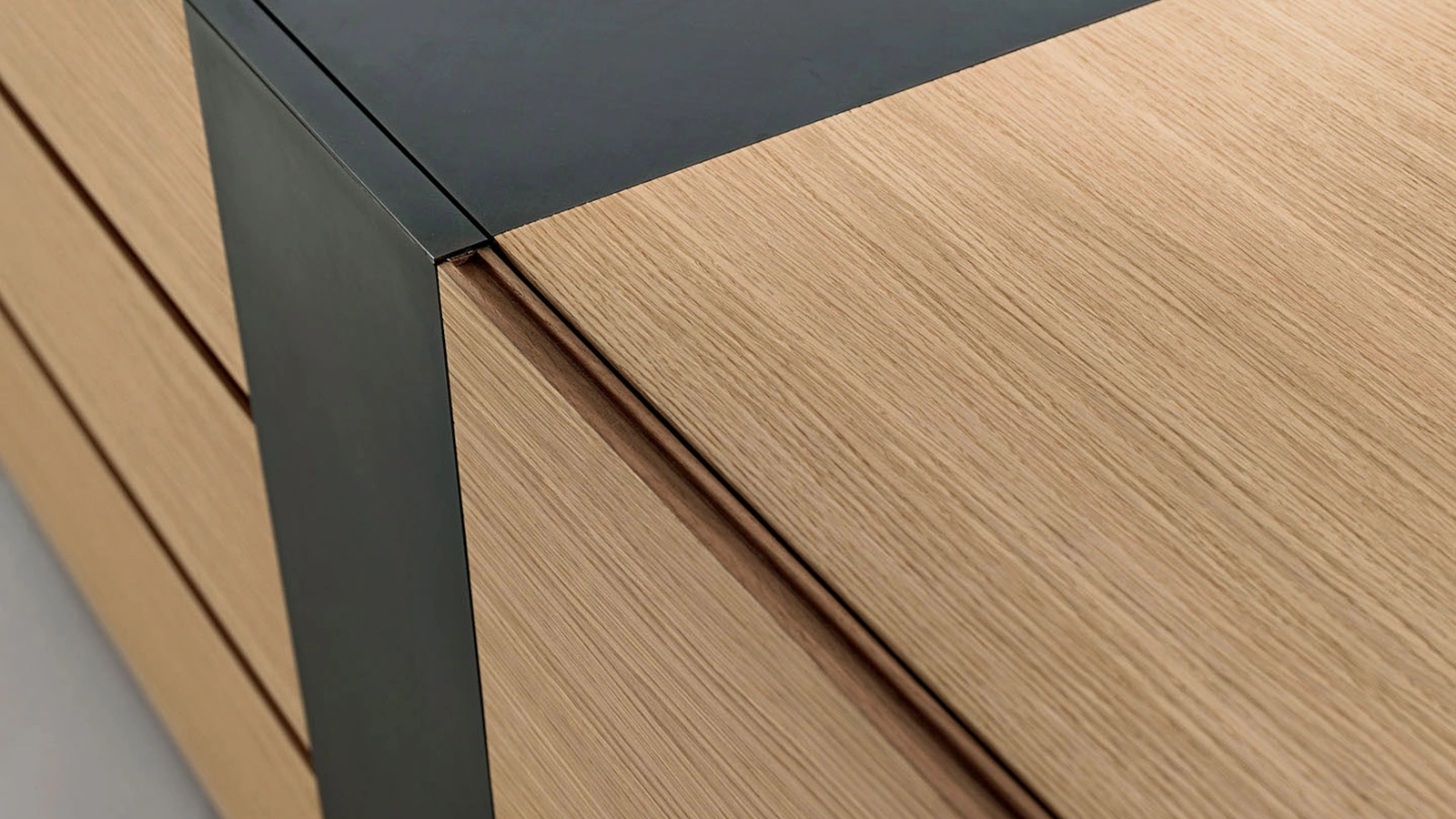 Madia Wabi in legno massello e listellare di Riva1920