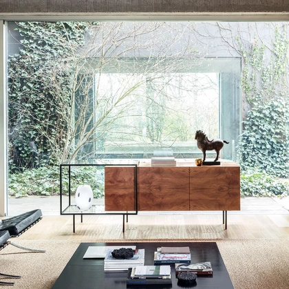 Madia placcata in piuma di mogano con telaio in metallo Zoom di Mogg