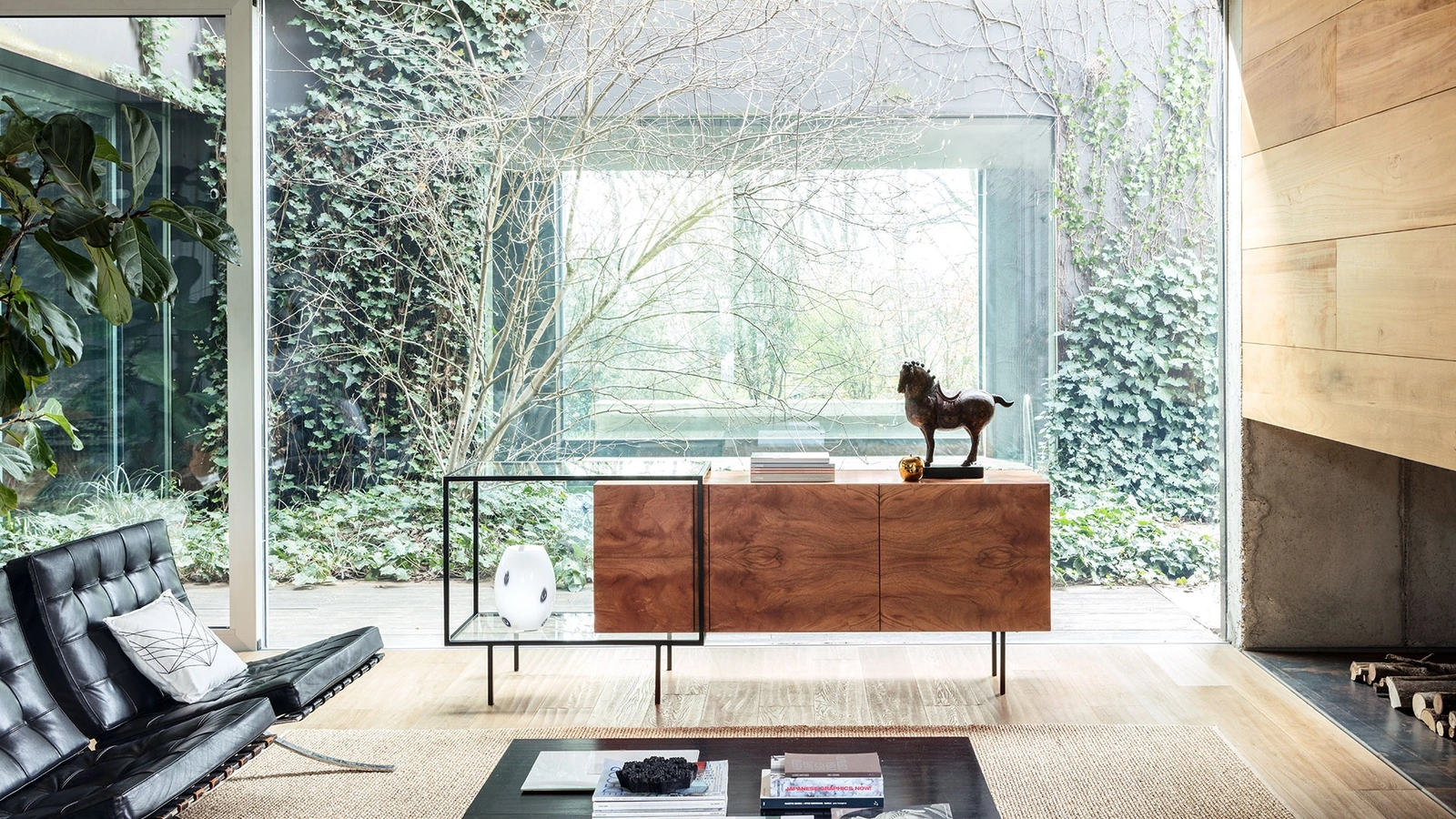 Madia placcata in piuma di mogano con telaio in metallo Zoom di Mogg