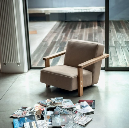 Poltroncina imbottita con rivestimento in pelle Berbena caratterizzata da braccioli in legno massello di Riva1920