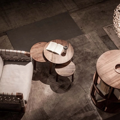 Poltrona Bungalow Armchair in pelle con struttura in legno massello rivestito da cinghie in pelle intrecciate di Riva1920