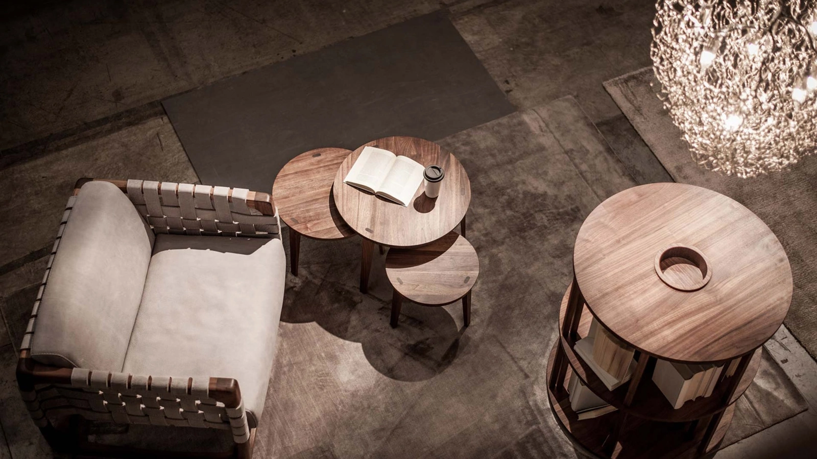 Poltrona Bungalow Armchair in pelle con struttura in legno massello rivestito da cinghie in pelle intrecciate di Riva1920