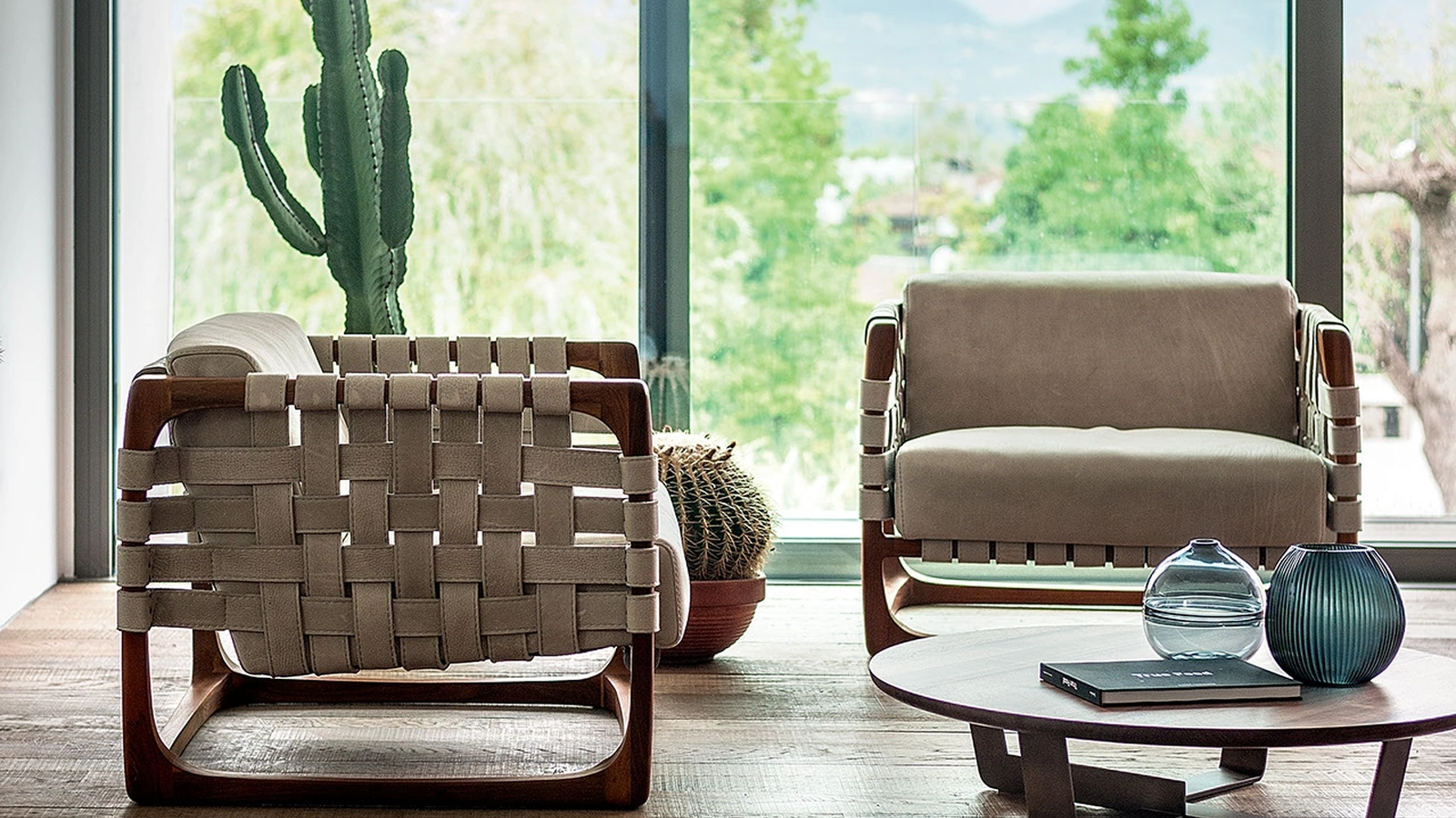 Poltrona Bungalow Armchair in pelle con struttura in legno massello rivestito da cinghie in pelle intrecciate di Riva1920