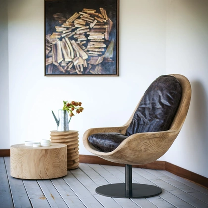 Poltrona Creus in legno massello di cedro profumato con cuscino in pelle e base in ferro di Riva1920