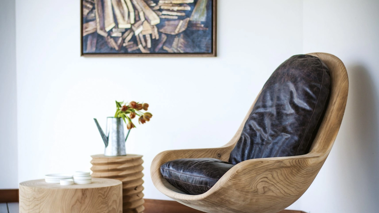 Poltrona Creus in legno massello di cedro profumato con cuscino in pelle e base in ferro di Riva1920