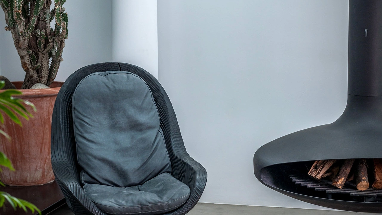 Poltrona Creus in legno massello di cedro vulcano profumato con cuscino in pelle e base in ferro di Riva1920