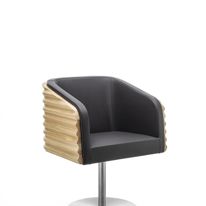 Poltroncina Komoda in legno massello di cedro e pelle di Riva1920