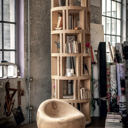 Poltroncina Maui in legno massello di cedro profumato lavorata da un blocco unico di Riva1920