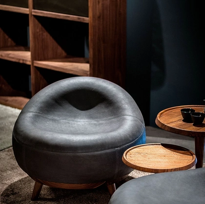 Poltroncina rivestita in pelle con struttura e base in legno Maui Soft di Riva1920