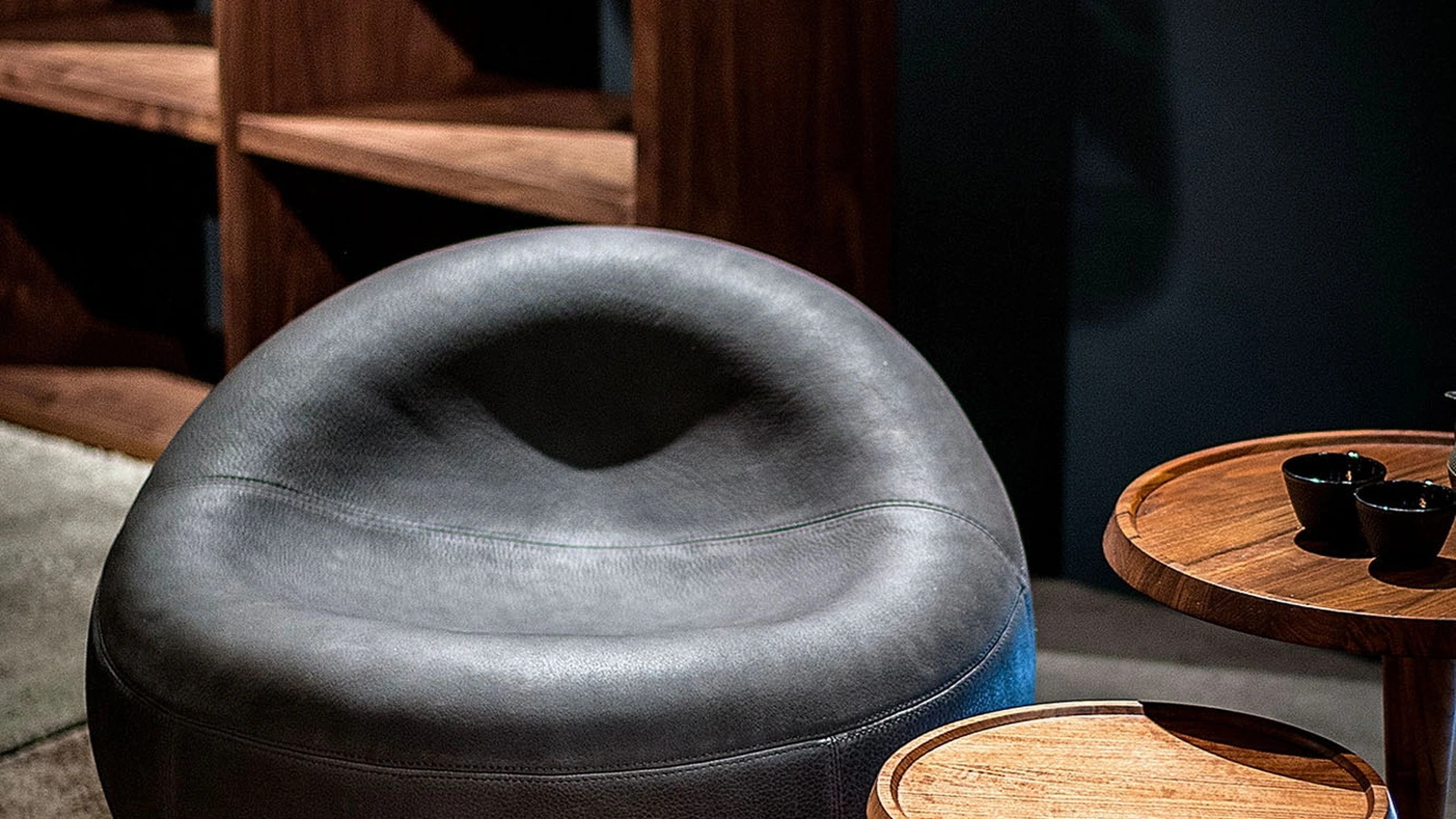 Poltroncina rivestita in pelle con struttura e base in legno Maui Soft di Riva1920