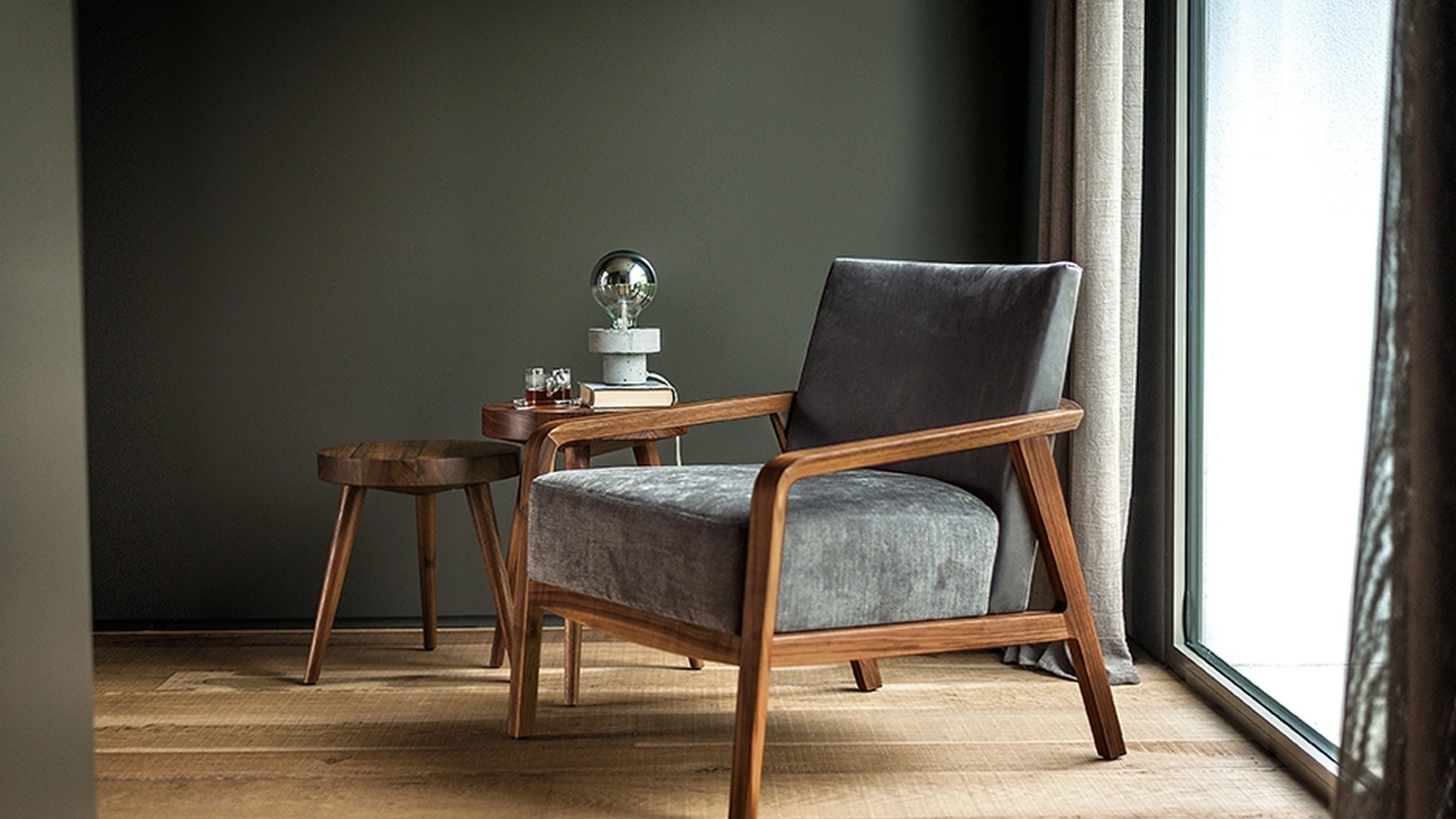 Poltrona Noblé Armchair in tessuto imbottito con struttura in legno massello di Riva1920