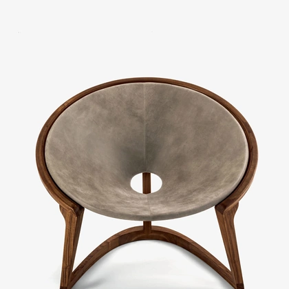 Poltroncina avvolgente Yin & Yang Lounge Chair rivestita in pelle Camoscio con telaio in noce massello Riva1920
