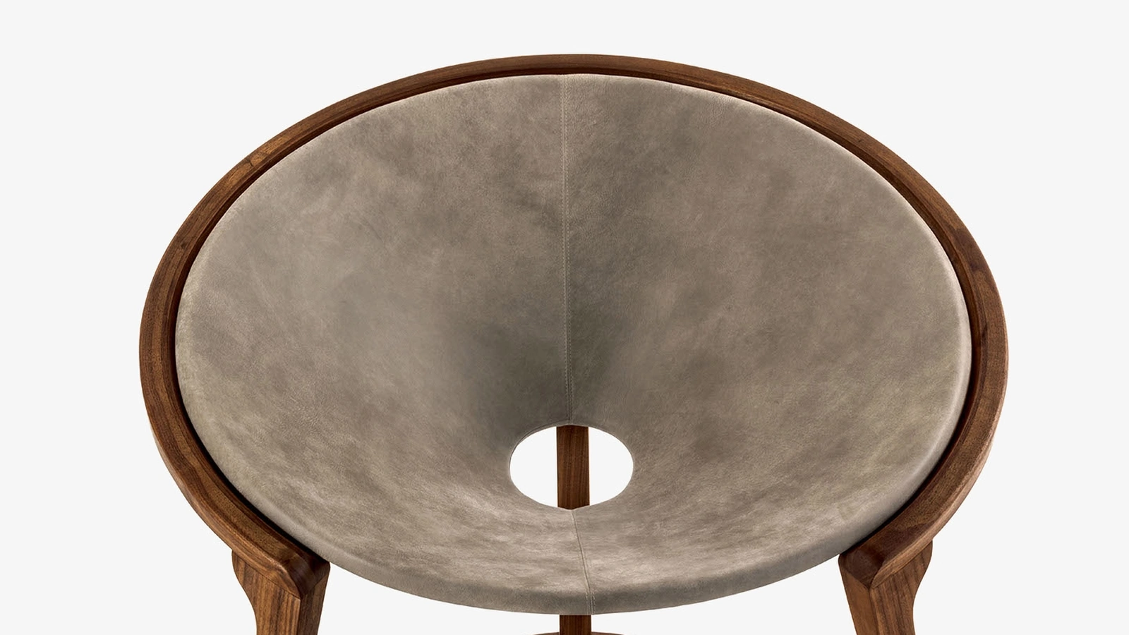 Poltroncina avvolgente Yin & Yang Lounge Chair rivestita in pelle Camoscio con telaio in noce massello Riva1920