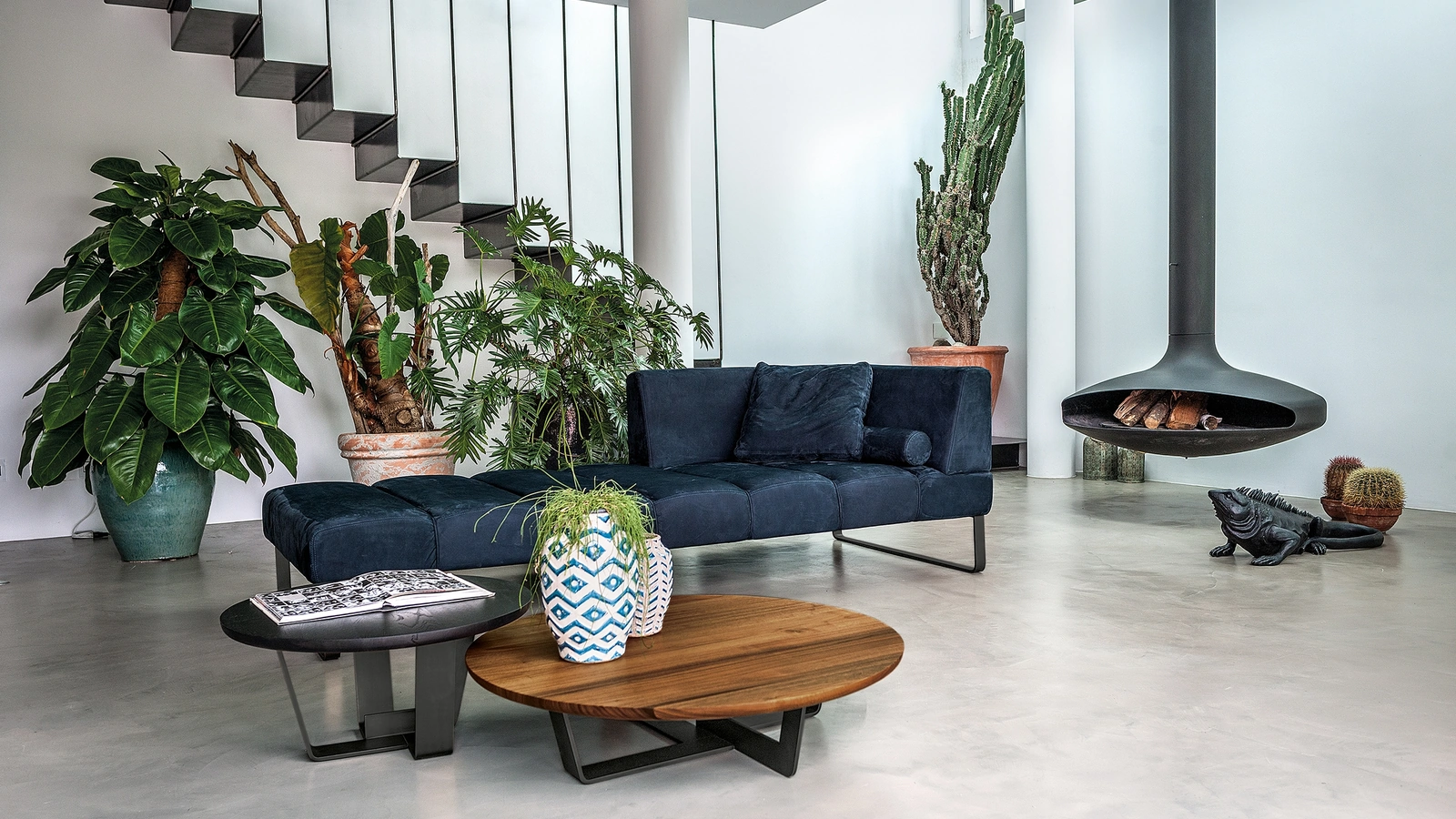 Divano lineare Patmos in tessuto con gambe a slitta in ferro di Riva1920