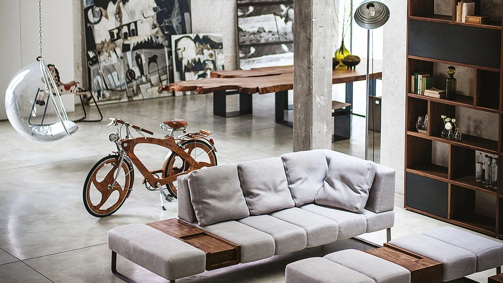 Divano lineare Patmos in tessuto chiaro con moduli in legno di noce massello di Riva1920