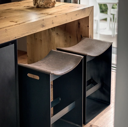 Sgabello Barney con seduta in pelle e struttura in ferro di Riva1920