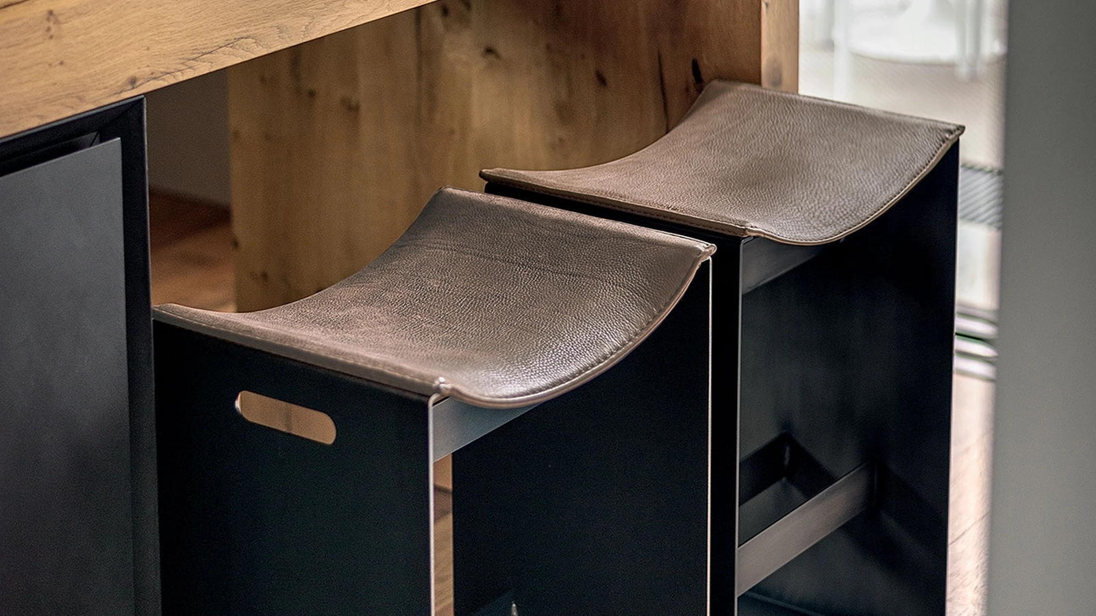 Sgabello Barney con seduta in pelle e struttura in ferro di Riva1920