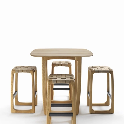 Sgabello Bungalow Bar Stool con seduta formata da un intreccio di stringhe in pelle e struttura in legno massello di Riva1920