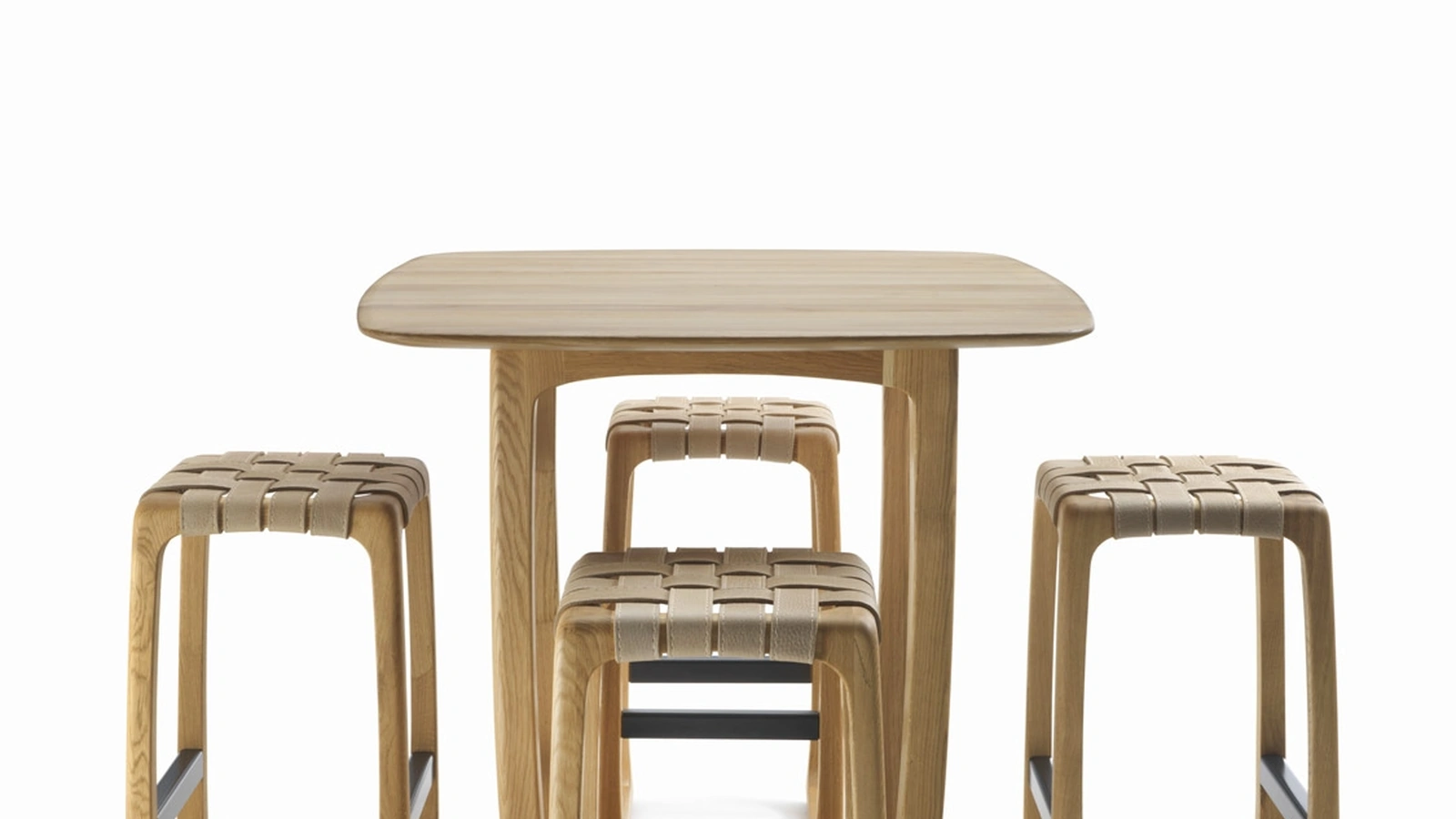 Sgabello Bungalow Bar Stool con seduta formata da un intreccio di stringhe in pelle e struttura in legno massello di Riva1920