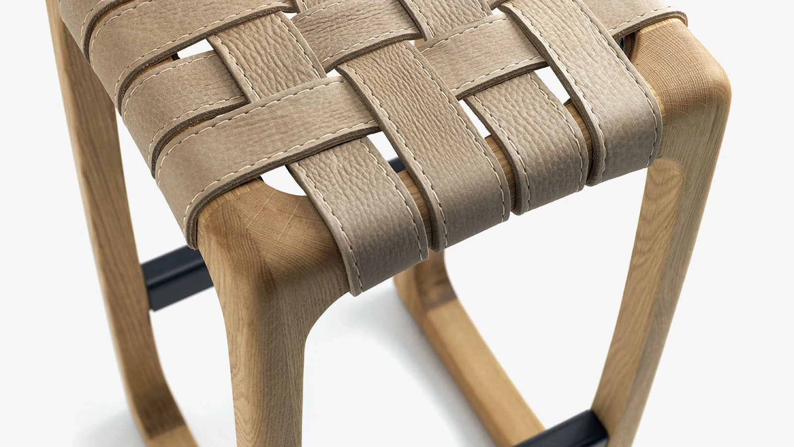 Sgabello Bungalow Bar Stool con seduta formata da un intreccio di stringhe in pelle e struttura in legno massello di Riva1920