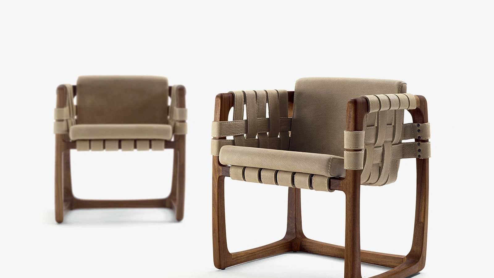 Sedia Bungalow Dining Chair in pelle con struttura in legno massello di Riva1920