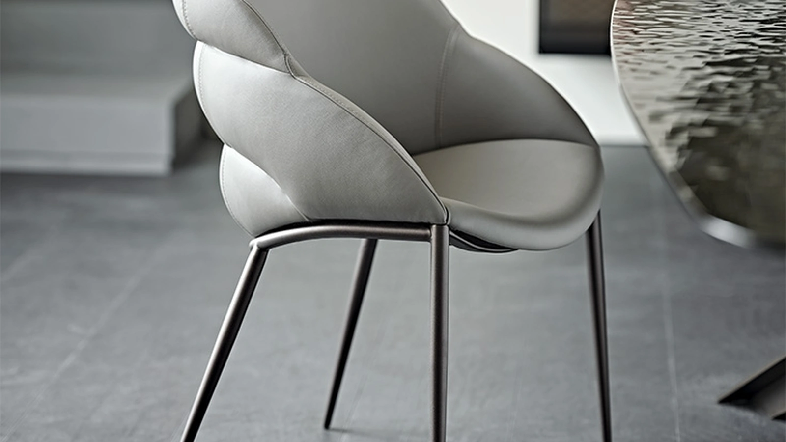 Sedia imbottita rivestita in ecopelle Camilla di Cattelan Italia
