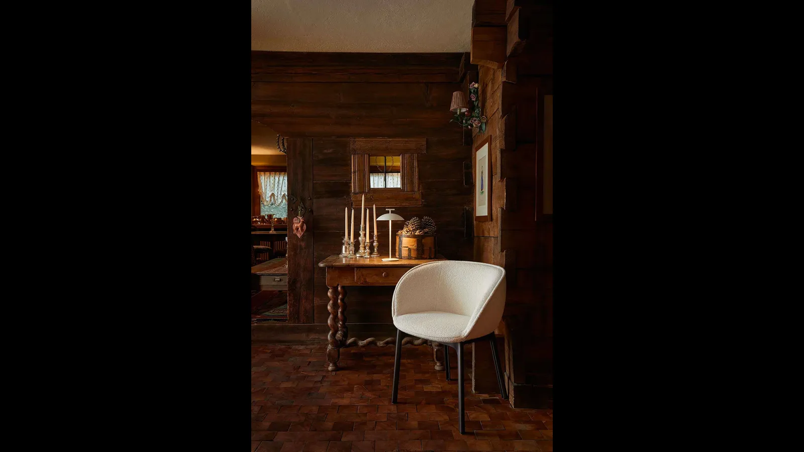 Sedia Charla in tessuto con base in tecnopolimero termoplastico di Kartell