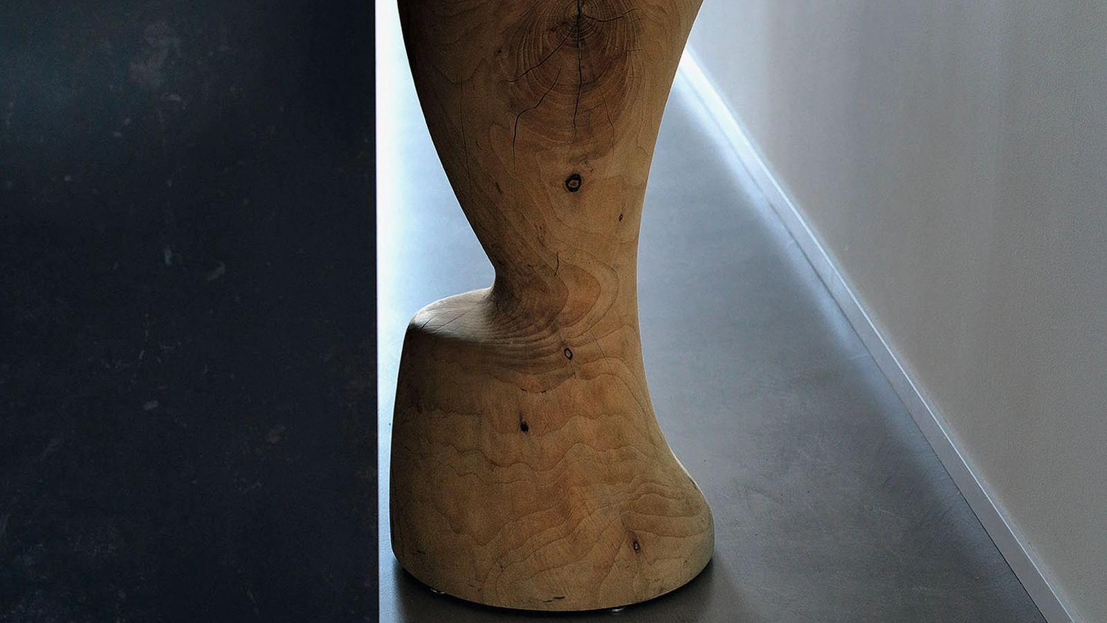 Sgabello alto in legno massello di cedro profumato Coppa di Riva1920