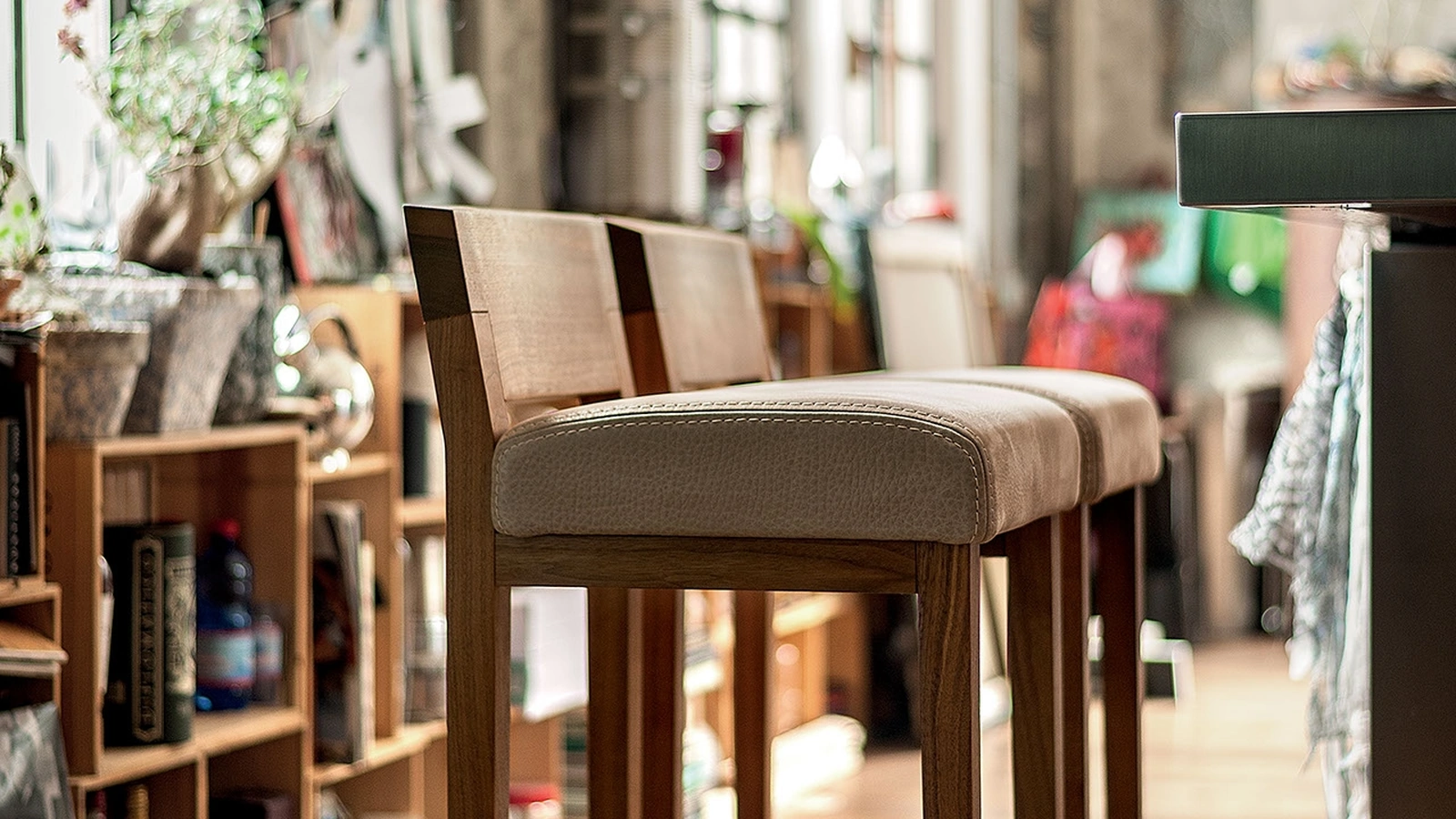 Sgabello Dino in legno massello con schienale dal bordo naturale e seduta imbottita rivestita in pelle di Riva1920