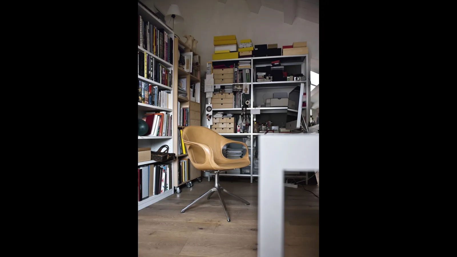 Sedia Elephant con seduta in cuoio e base girevole in metallo di Kristalia