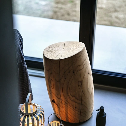 Sgabello Fiji in legno massello di cedro profumato lavorato da un blocco unico di Riva1920