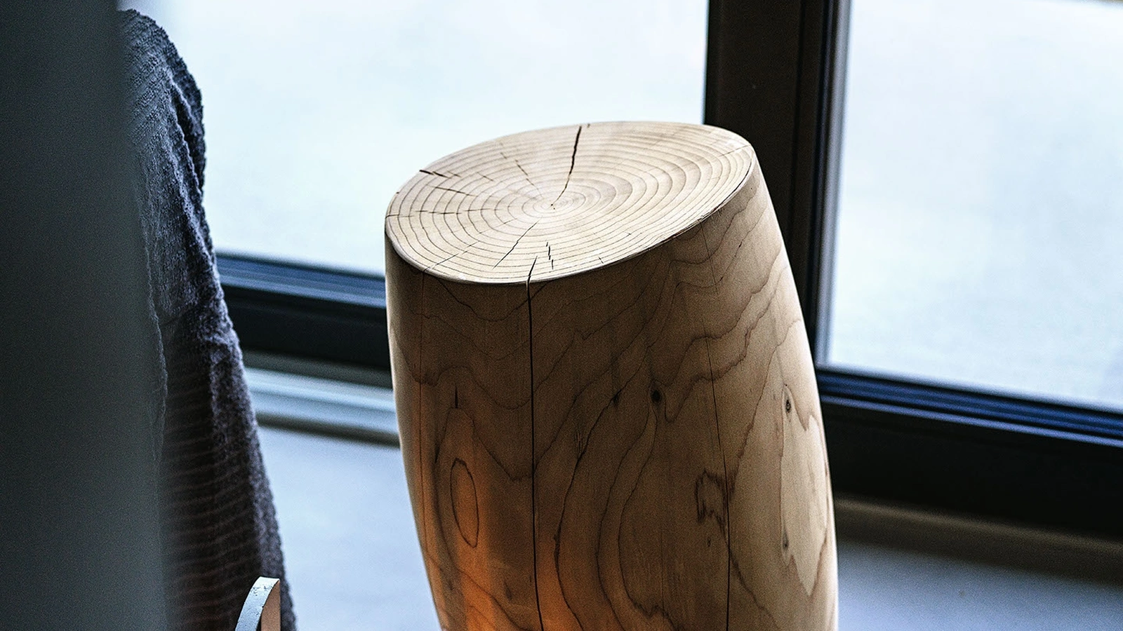 Sgabello Fiji in legno massello di cedro profumato lavorato da un blocco unico di Riva1920