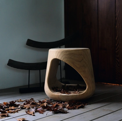 Sgabello Geppo in legno massello di cedro profumato lavorato da un blocco unico di Riva1920