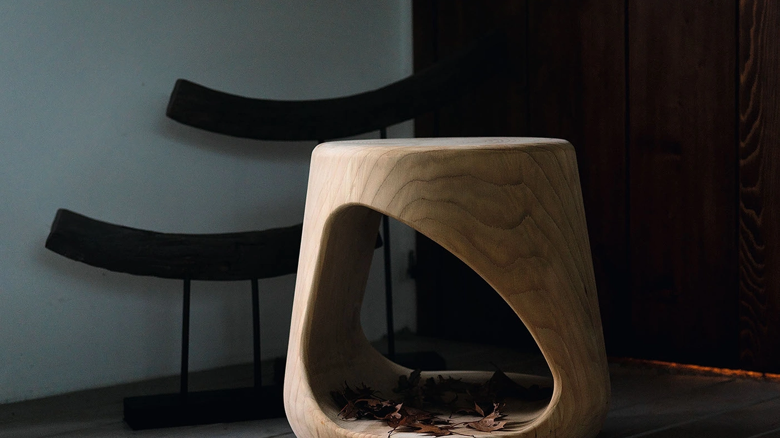 Sgabello Geppo in legno massello di cedro profumato lavorato da un blocco unico di Riva1920