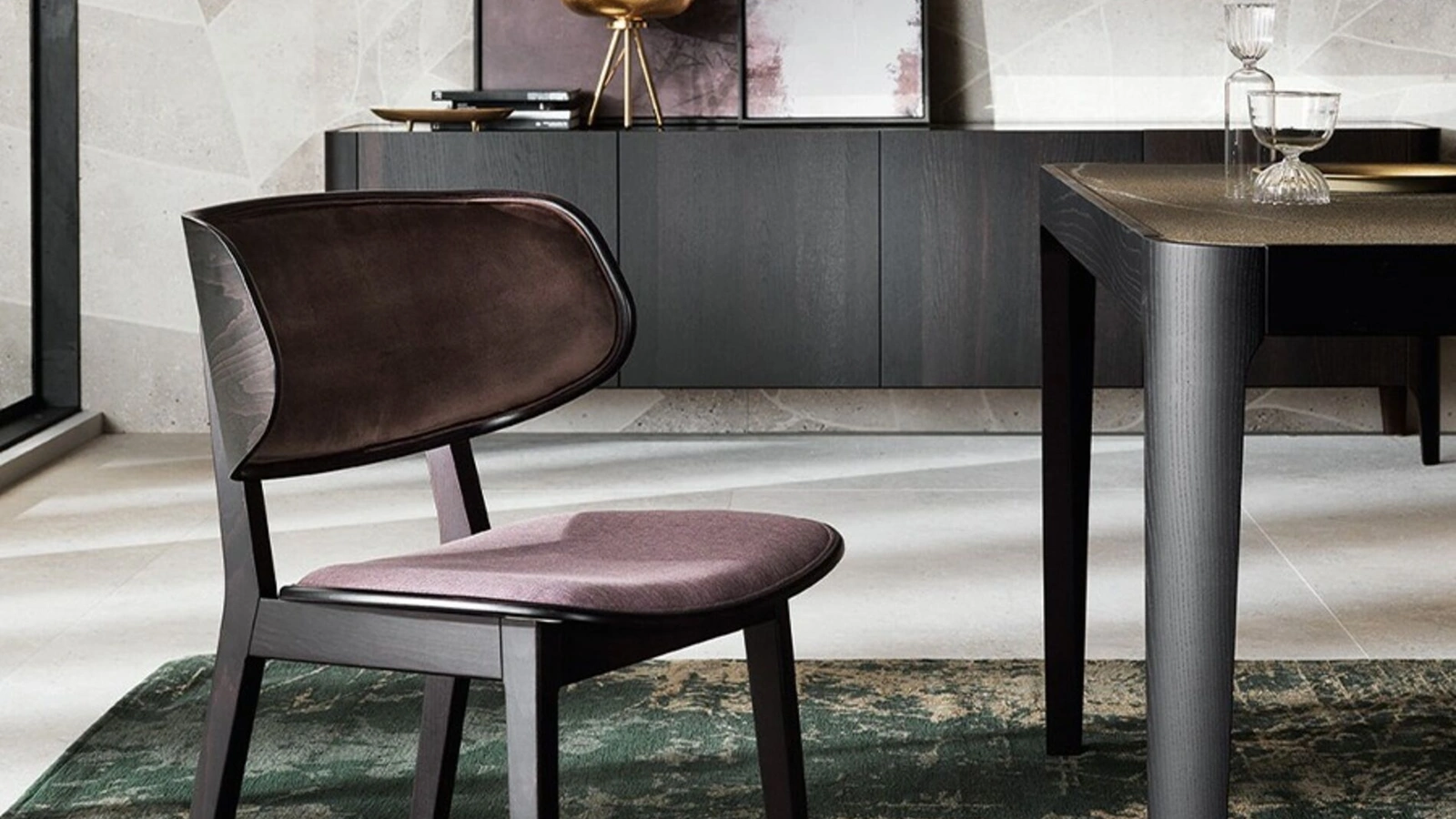 Sedia Gisele in tessuto e legno massello di Riflessi