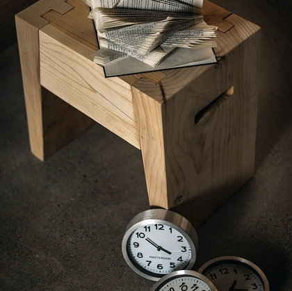 Sgabello Insieme in legno massello di cedro profumato di Riva1920