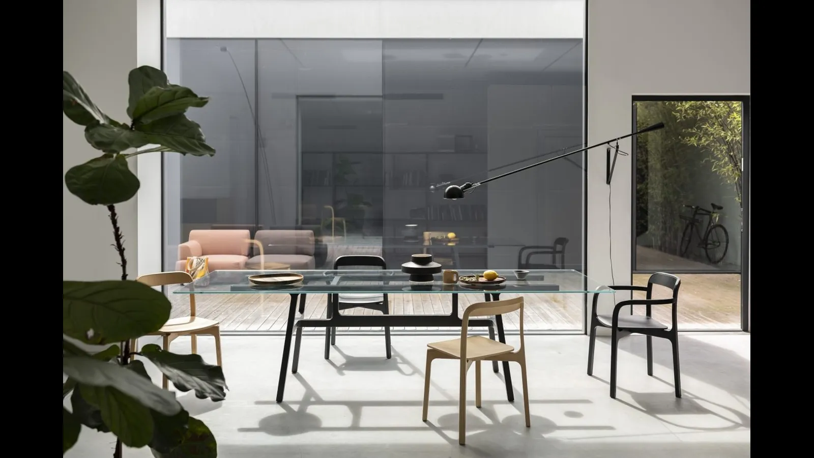 Sedia impilabile Contorna di Kristalia