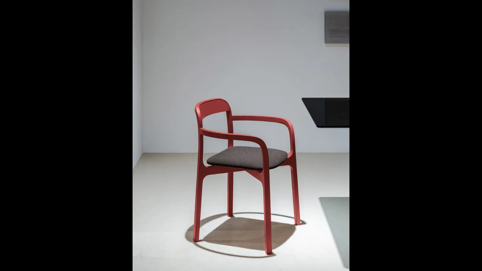 Sedia impilabile Contorna di Kristalia