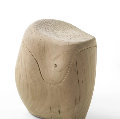 Sgabello Kura in legno massello di cedro profumato di Riva1920