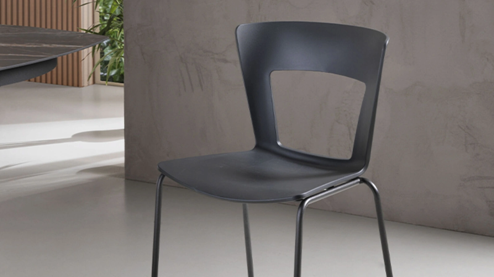 Sedia impilabile con scocca realizzata in tecnopolimero plastico Lilia di Riflessi