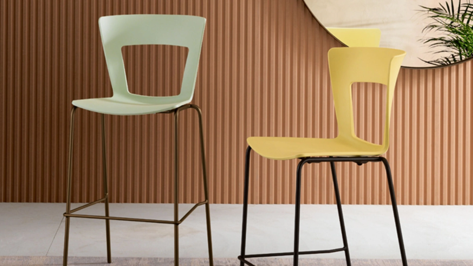 Sgabello Lilia con scocca realizzata in tecnopolimero plastico di Riflessi